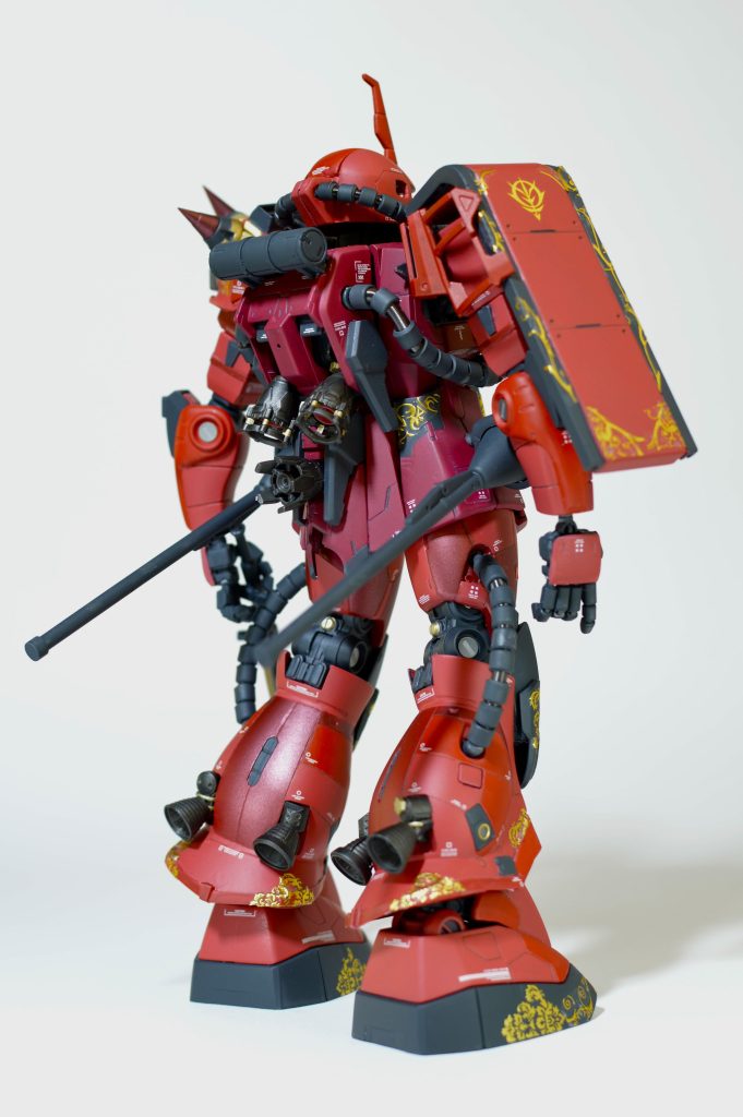 久しぶりにガンプラを作ったのであまり改造や改修をしていません足首のジョイントを追加して可動域を広げ＆足が少し長くなったのと胸まわりとスカートとバーニア周りをちょっとマッチョにしたくらいです