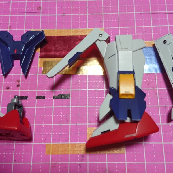 前掛けのモールドにプラ板を追加、ラピー加工。色はシスクードを意識して紺。また、ハの時に開けるように加工。微妙な差違だが、立ち姿にした際にバリってる感が出たので満足(gundam-kao1)膝ガードに稼働軸を仕込み、接合部の頭をビーズ処理。色分けが寂しくなったので、考え中…裏側塗ってないじゃん！(gundam-kao10)足首にアイロンビーズをカットしたものを仕込んで2mm延長（3枚目）