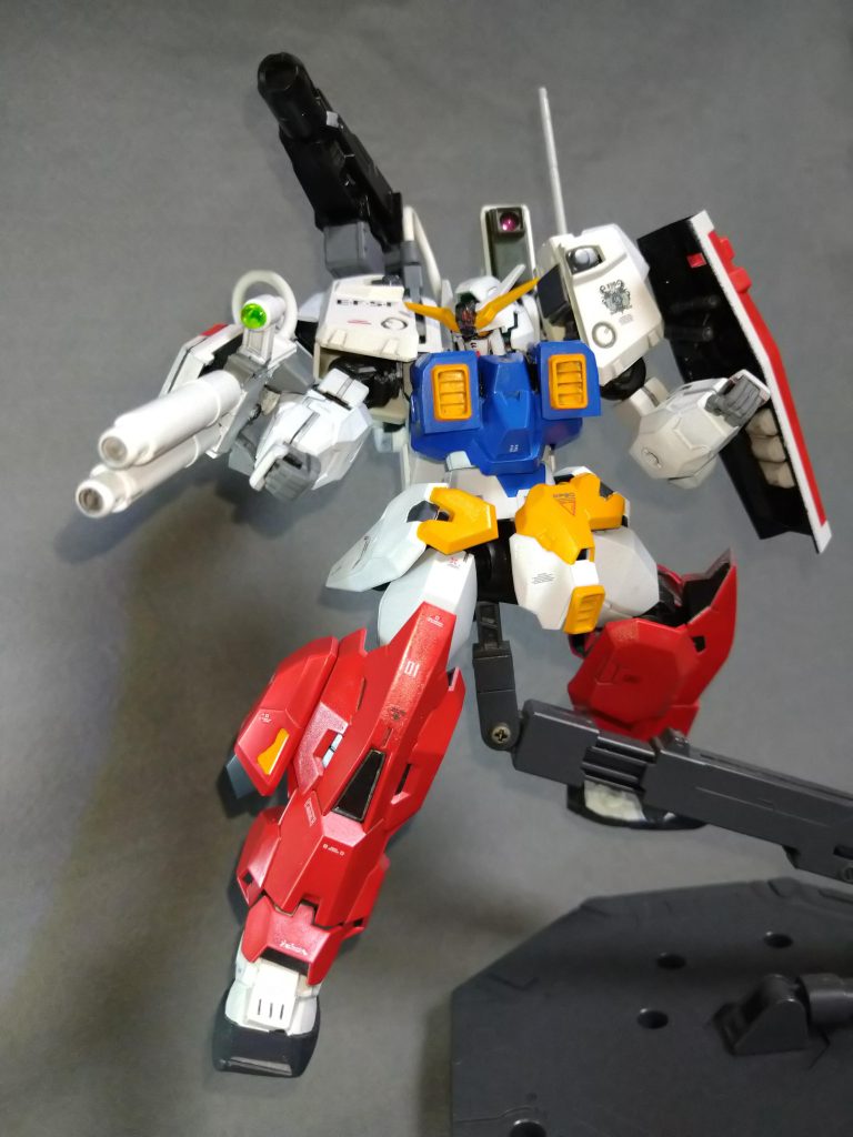 シールド裏にはサーベル２本とパーメット爆雷３個を装備しております。接着剤が肩関節に流れこんじゃって肩が上がらない！