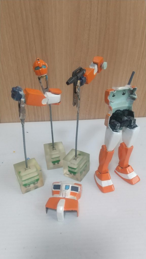 下半身は、股関節と足首の可動にセリアの戦闘フィギュアの上半身パーツを使ってます