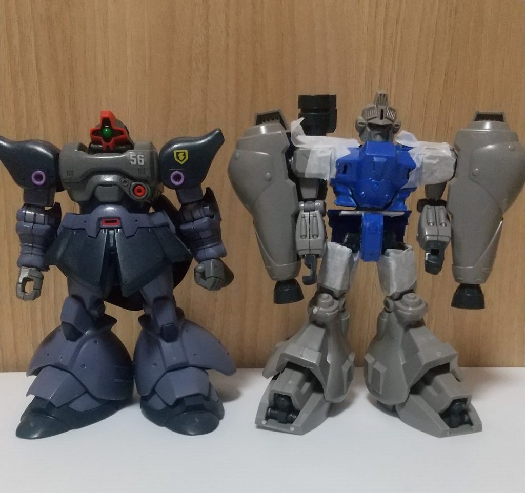 などと考えても目の前の現実は変わらないので、とりあえず足を伸ばしてみる。前述の通り設定ではほぼ同身長ですが、やはりイメージ優先で少しだけGP02の方のタッパを高くしてます。今後はこのドムをガイドラインとして、こいつに見劣りしないように加工していきます。ただ、あまりやり過ぎると今度はドムの方が見劣りしてしまうのでさじ加減が難しい所ですが