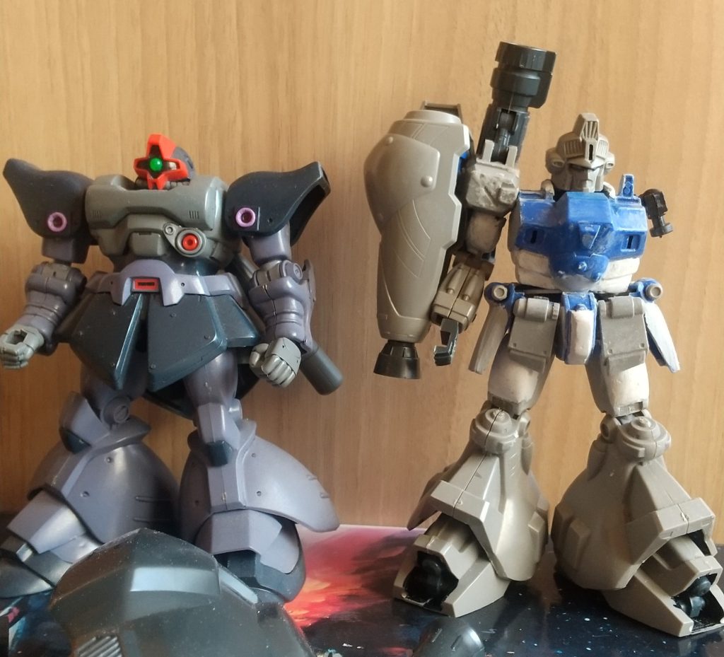 GP02は「ドムの設計思想を反映した重モビルスーツ」らしいので、なるべくドムっぽく上半身を中心に肉付けしていきます。連邦嫌いのガトーをして「素晴らしい、見事なモビルスーツだ」と言わしめるのだから、ドムの系譜を感じさせるズングリ感が欲しい。腹回りと腕や太ももにパテ盛りしドムっぽく丸みとムチムチ感を持たせます。エリ周りにもパテ盛りし奥行きを見せることでボリュームアップを図ります