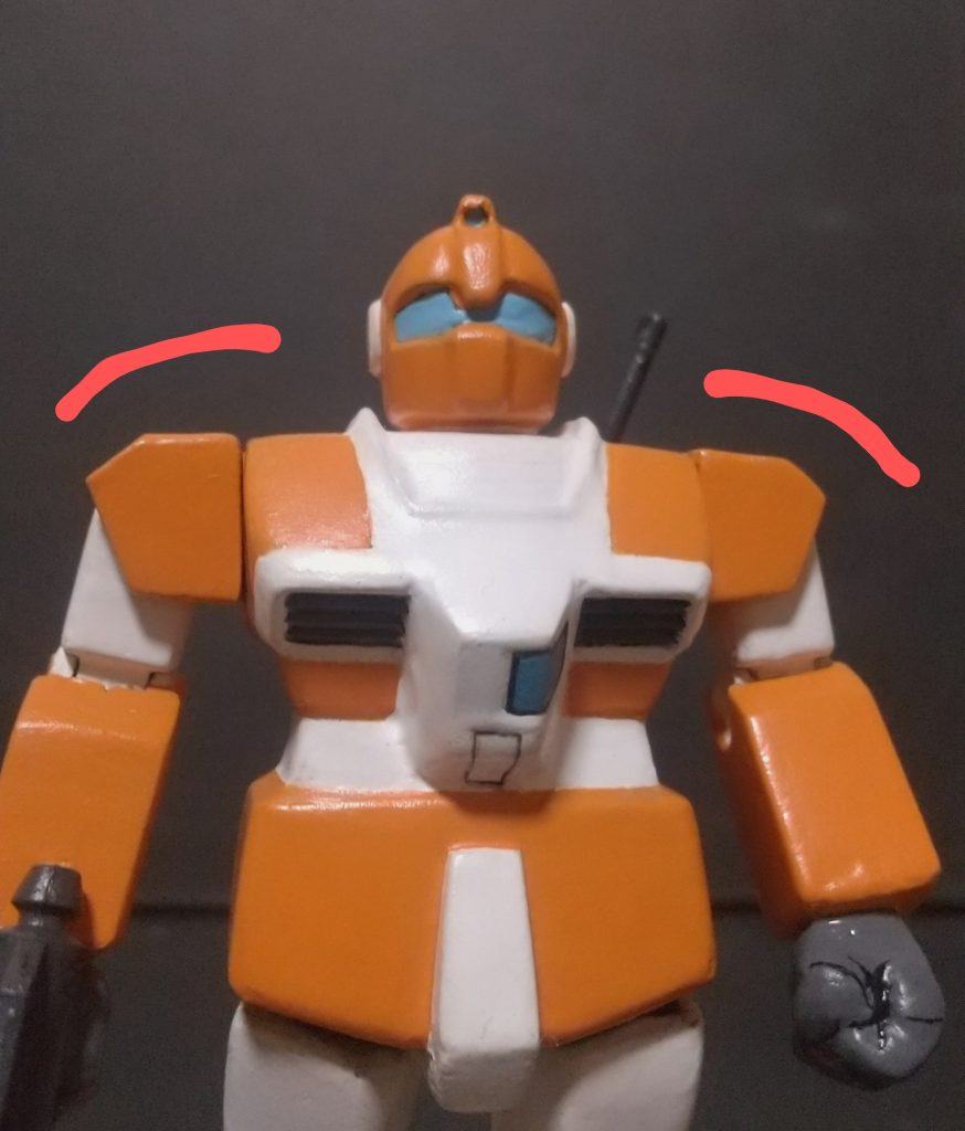 その他の加工箇所ですが、けっこうイカリ肩なので肩幅を狭め、肩パーツを撫で肩ぎみに加工しました。とにかく素ジムより強そげに見えないようにと…こいつ目が意外とカッコいいから油断してるとすぐ強キャラ感出るんですよ目つきだけならほぼブルーディスティニーですからねあと両腕を少し短くして、左拳をパテで成形してサイズアップしてます