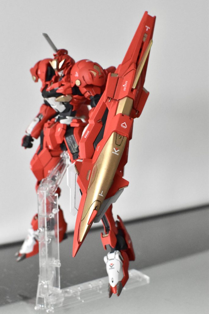 炎神レイアースといえばでかい盾！ということでもりもりのシールドです。キャリバーンの盾にメテオホッパーのパーツをミキシングしました。広い面のゴールド塗装が難しかったですが部分塗装やデカールはいい感じにできました。