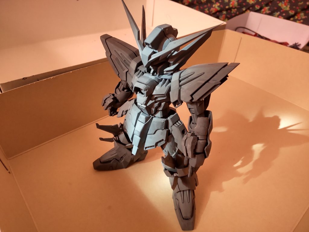 よく質問のあった頭部ですが、SDEXのウイングゼロを素体としてプラバンとパテと気合いで出来ています。