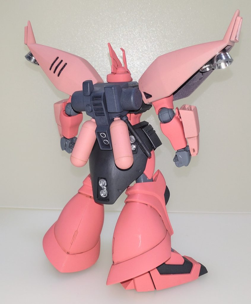 背面。本体は合わせ目消し・部分塗装のみの成型色フィニッシュですが、リゲルグのパーツ流用に伴い一部可動部分のアップデートと武装類の追加を行いました。