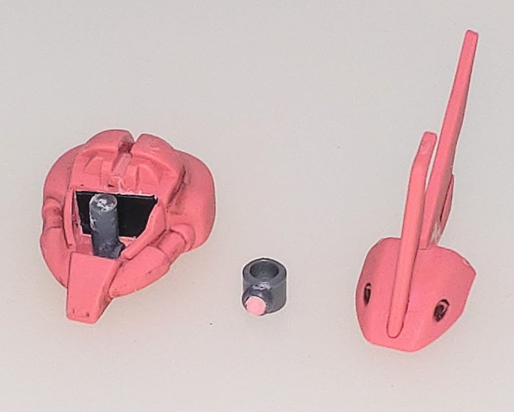 頭部。合わせ目消しを行った後にモノアイの可動を追加しました。主にコトブキヤのモビルパイプ・Hアイズの組み合わせです。またひさし部分もモノアイが収まるように内部を削り込みました。