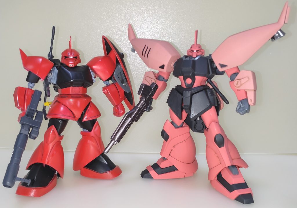 以前載せた余った旧キット製作の高機動型ゲルググとのツーショット。デザイン・装備それぞれ異なりますが、ゲルググの系譜を感じさせます。