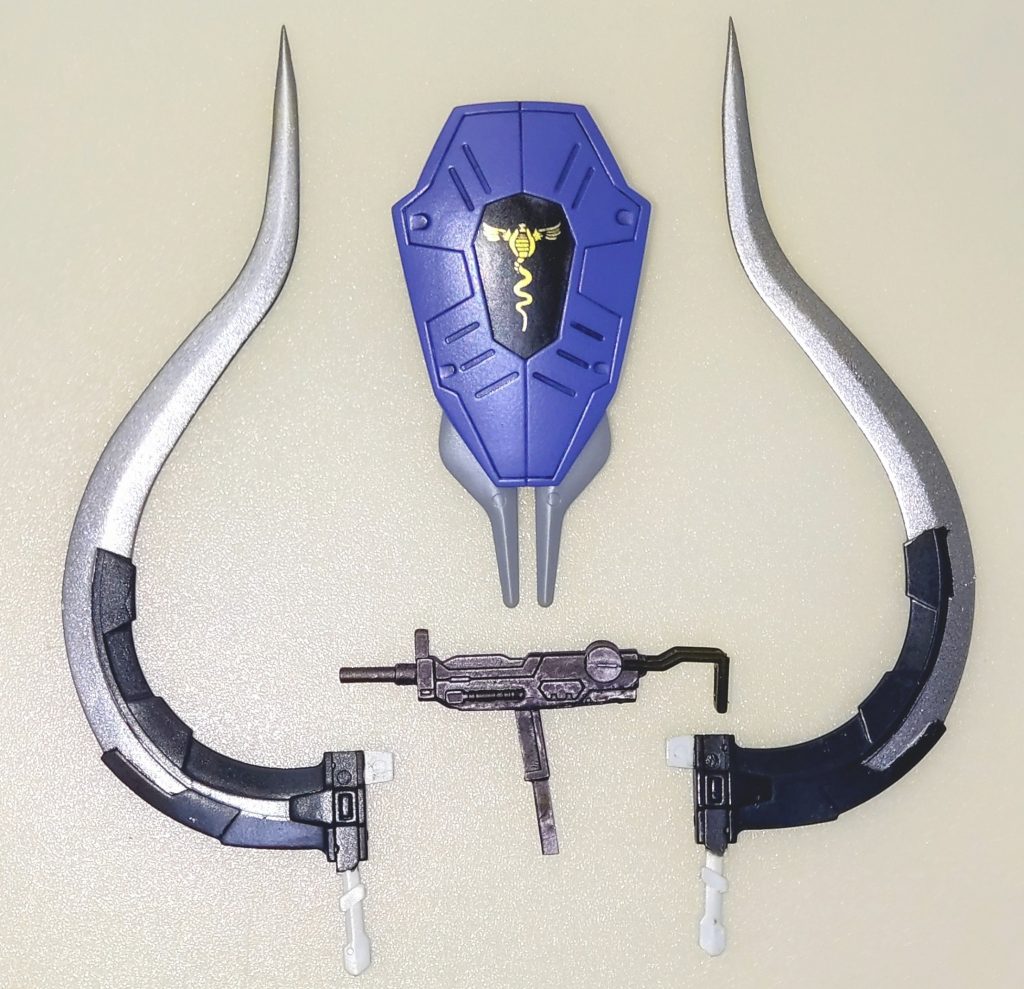 武装類。ヒートショーテルは刀身をシャープ化した後、Mr.カラーラフシルバーで塗装、ツヤありコートしました。シールドはスミ入れした以外キットのままです。ジャンク品より旧1/144陸戦型ガンダムより改造したマシンガンを追加しました。