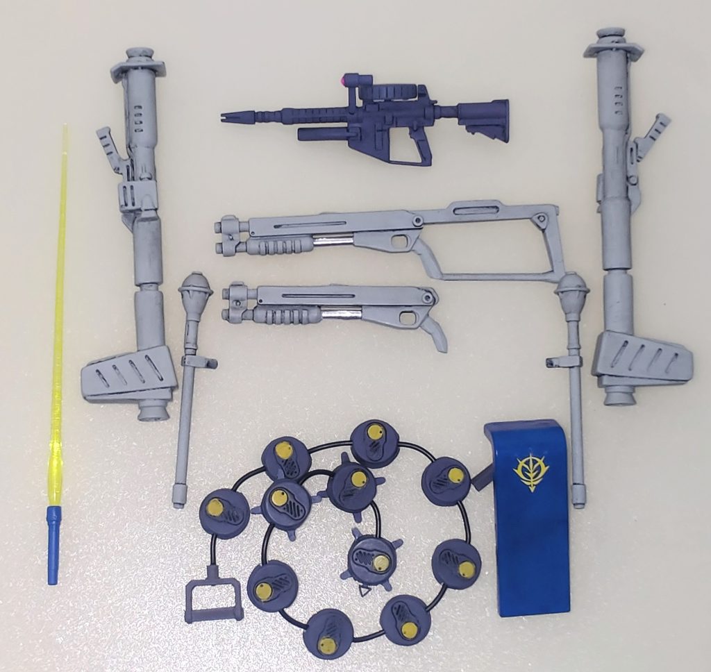 武装類。ジャイアントバズは弾倉部分で延長して肩に担げるようにしました。チェーンマインは裏側をプラ版で塞ぎリード線で自由に表情づけ出来るようにしました。初代HGUCグフ付属のザクⅡFⅡ型のマシンガンと手持ち式にした08版HGザクのシールドを追加しました。