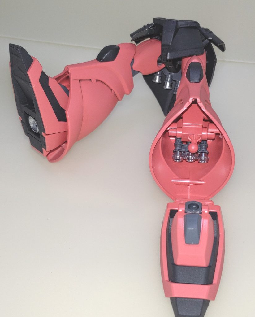 下半身。各模型誌を参考に足首ジョイントの前後スライドを行ってみました。これだけでも充分立ち姿が変わりました。