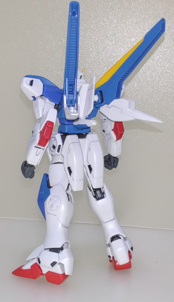 背面。主に合わせ目消し・部分塗装のみの成型色フィニッシュですが、パーツの関係上削除された武装の追加と一部パーツの接続を変更しました。