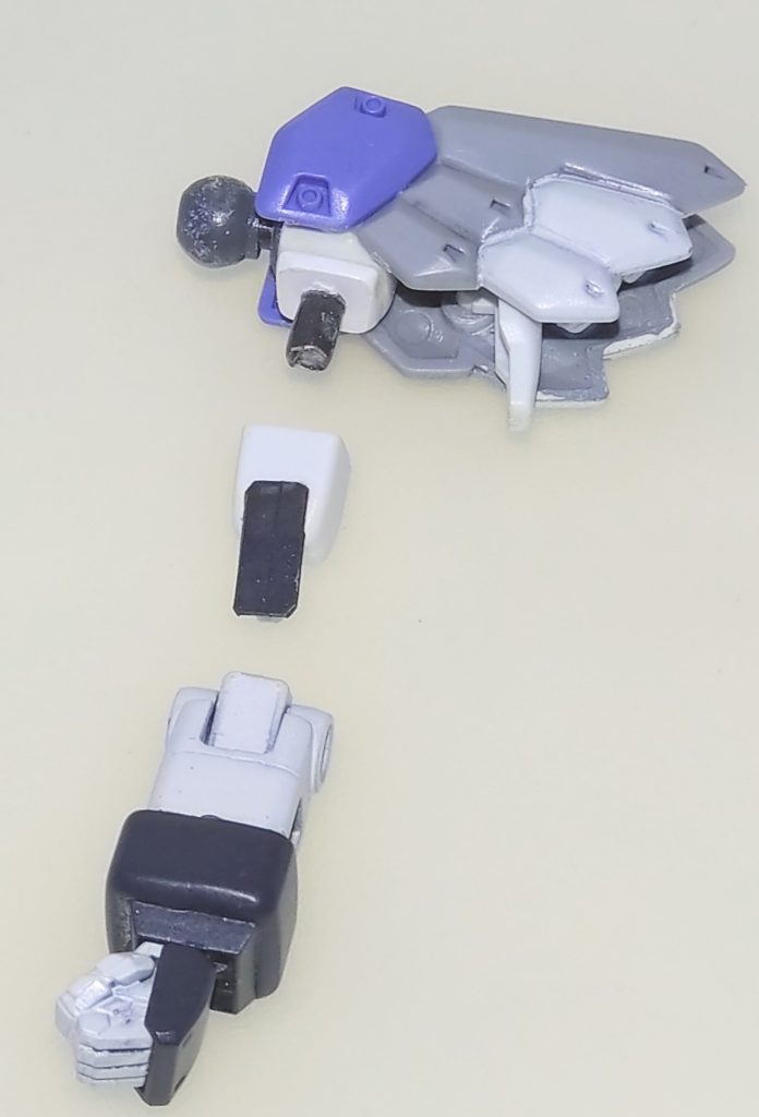 腕部。写真の通り切り離し、プラ版で前腕のポリキャップを隠してます。袖口はWAVEのバーニアパーツを使用して手首の隙を無くしました。