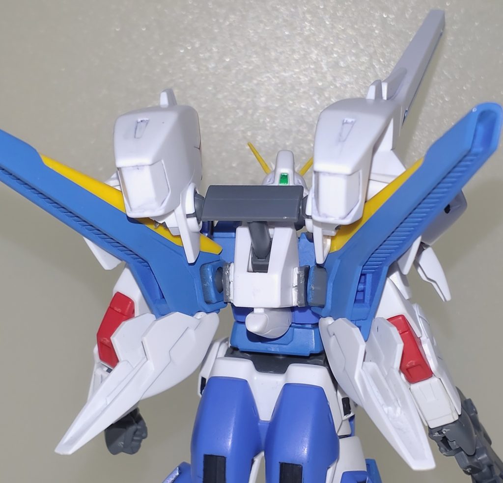 バスターパーツ。本キット唯一の改修ポイント。ミノフスキードライブの接続をMGと同様の位置に変更しています。昔からミノフスキードライブの接続位置に違和感があったのでこの改修を行ったのですが、やはりこちらの方が自然に見えます。