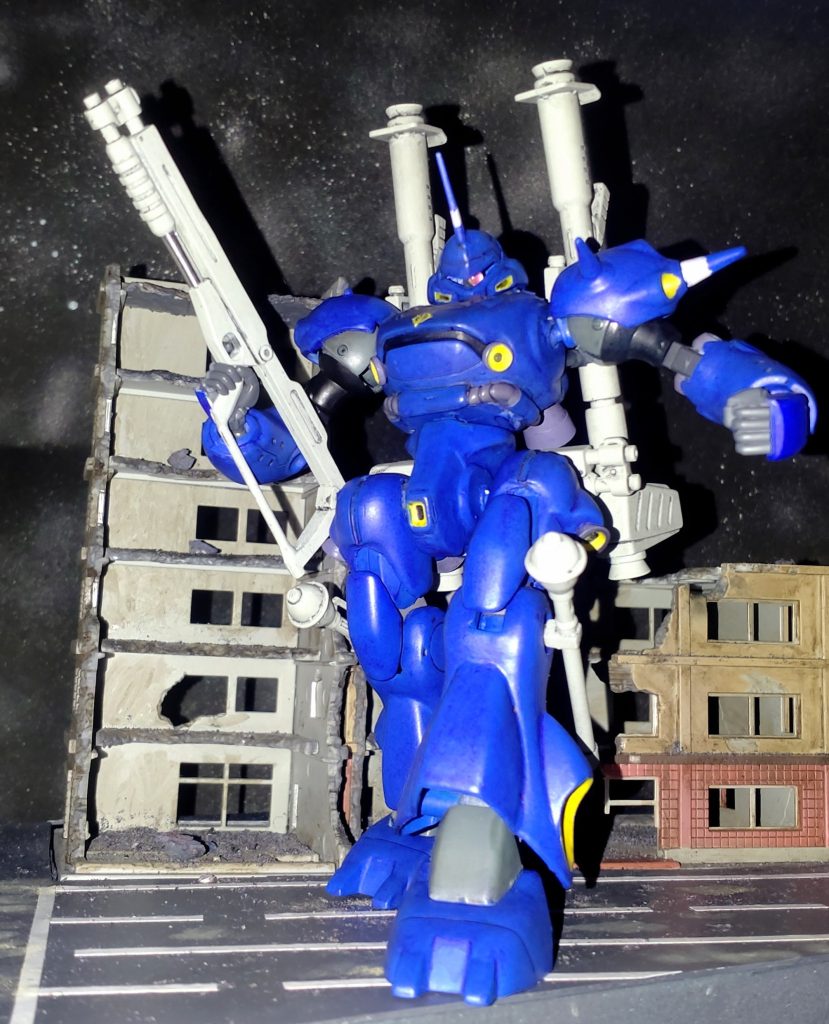 最後に旧キットのパッケージと同じポーズ。以上ケンプファーでした。全身を改修したことで何とか完成した旧キット版ケンプファーですが、これを完成させた以上HGUC版を買うことはないでしょう。HGUC版もカッコイイのですが、OVA展開当時にリリースされたこのキットも可動等を除けば充分カッコイイです。最後まで見て頂いてありがとうございます。