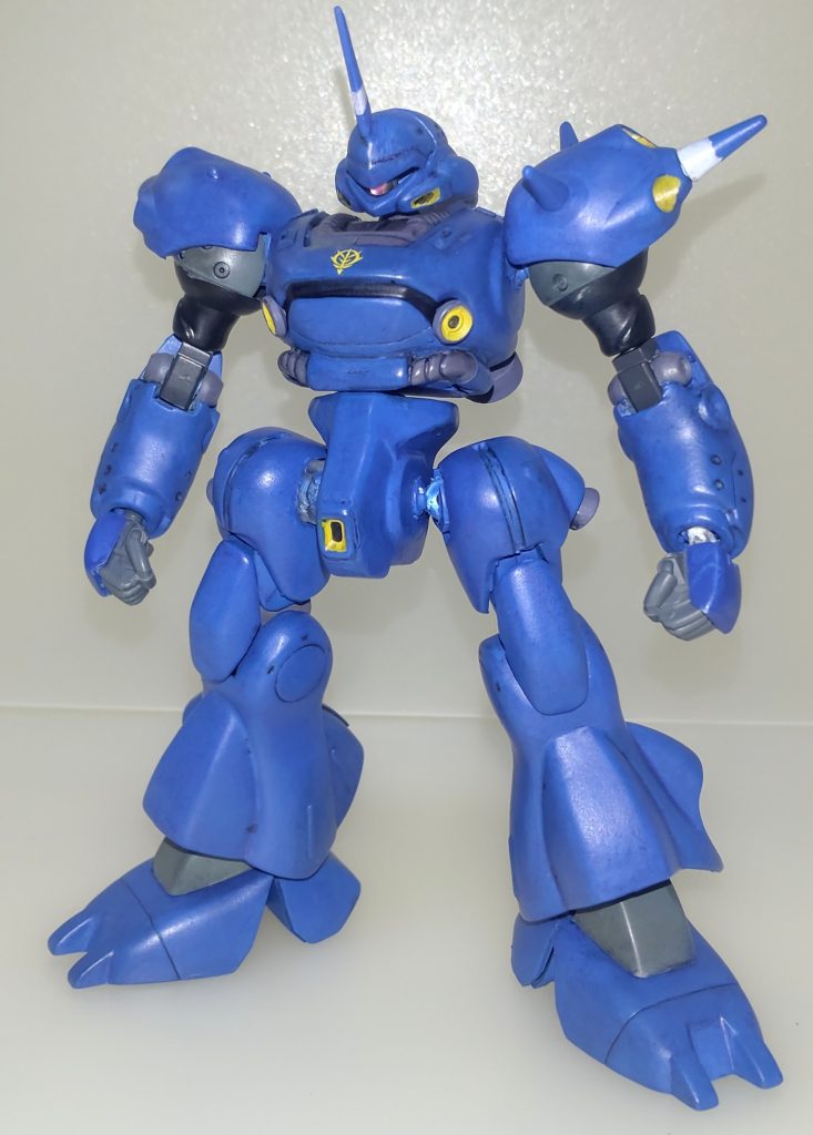 全身。劇中の雰囲気を再現したHGUCに対して、旧キットは出渕裕さんのデザインをトレースした設定画の再現を重視した印象です。