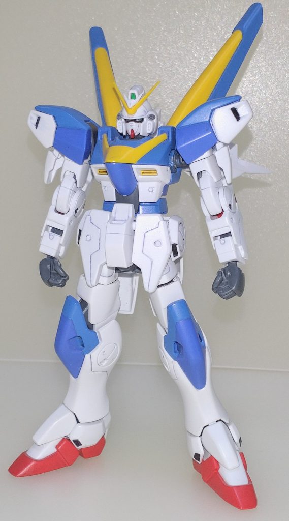 全身。このキットは以前載せたガンダムF91と共に2023年の11月頃に購入したのですが、F91と同様にMGを持っていたこともあり購入するのを躊躇っていたのですが、他のキットとの並びを考えいざ購入し組み立ててみたら完成度が素晴らしかったので1週間で完成させました。