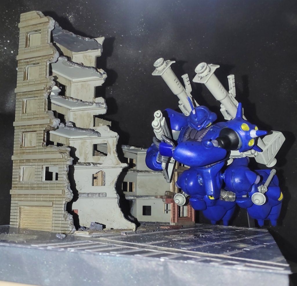 今回からトミーテック製のジオコレシリーズから製作したガンプラ用ベースも用意しました。食玩用ベースと合わせて使用していきたいと思います。