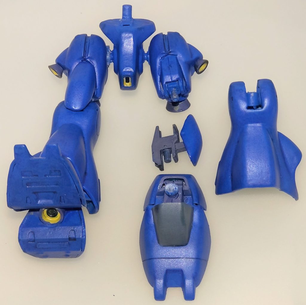 下半身。胴体と一体成型だった腰部を切り離し他のガンプラのパーツを組み込んだ後、欠損した部分をエポキシパテでそれらしく造形しました。脚部は膝関節をジャンク品より初代HGフリーダムの太ももパーツを丸ごと組み込み切り離した膝アーマーを関節側にセットして二重関節にしました。またスネ部分も関節に合わせて左右にプラ材を貼り付けて隙間を無くしています。