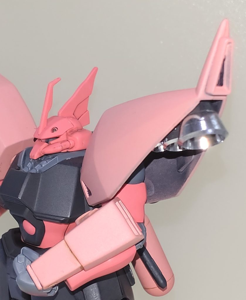 上半身。 胴体にボールジョイントを追加して肩の可動範囲を拡大させました。腕部はリゲルグのパーツをゲルググJに装着出来るように調整しましたが、バーニアはコトブキヤのバーニアを使用してディテールアップ、ガンダムマーカーメッキシルバーをエアブラシシステムで塗装してアクセントにしてみました。