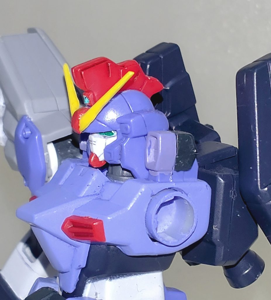 上半身。頭部はディテールの彫り直しが中心です。胴体はポリボールを仕込むためWAVE製プラパイプを使用しています。プラパイプはこのシリーズから使用し始めたのですが、まだ試行錯誤の時期だったので外径7.5mmのパイプ裏にプラ材を貼り付けて強度を確保しています。