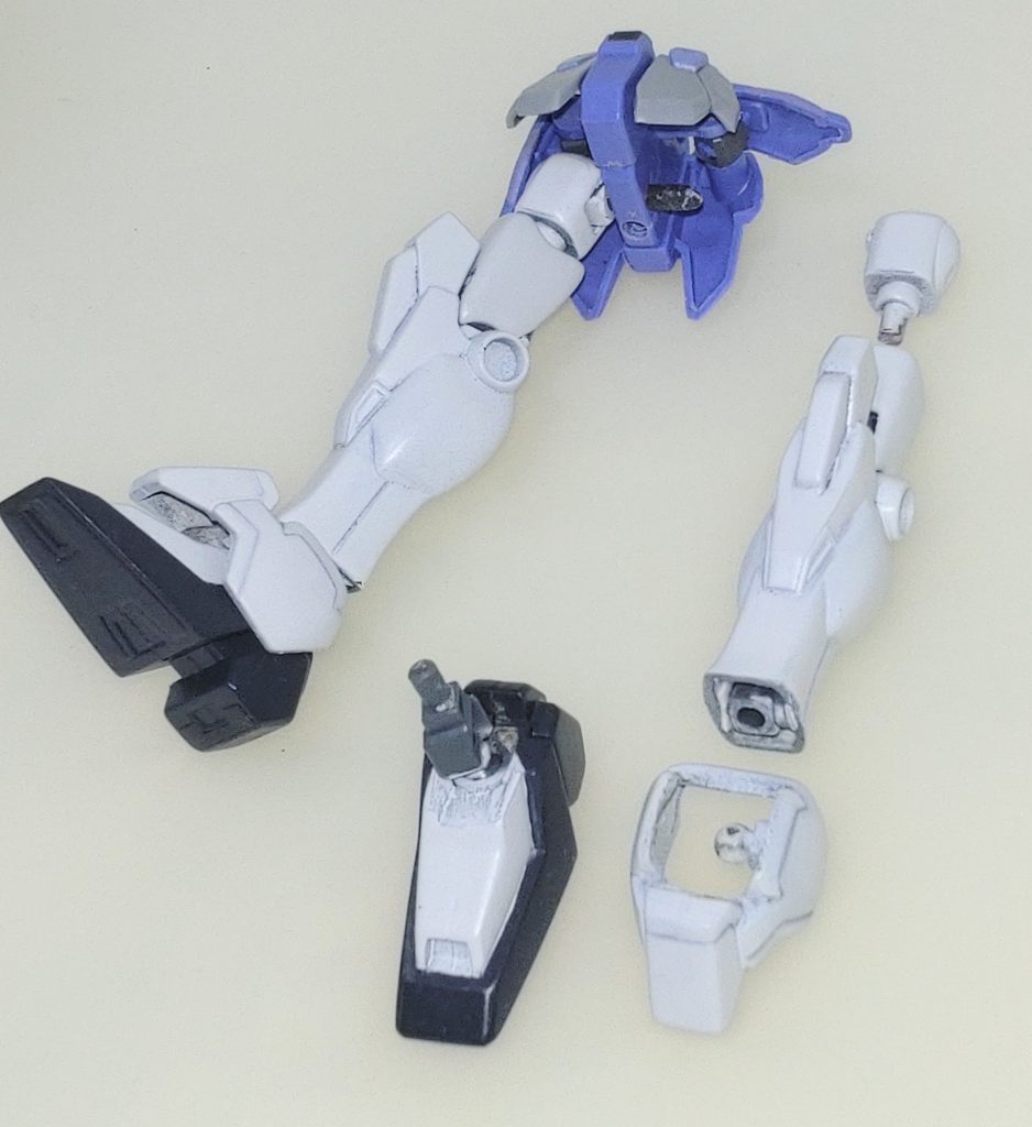 下半身。股関節を現行のキットと同じジャンク品を使用して軸関節式に変更、膝関節は後ハメも考慮して元のままです。（ 手抜きです😅)アンクルアーマーも切り離して足首ジョイントに取り付けています。