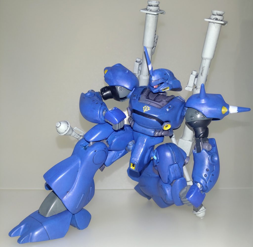 アクションポーズ。気休め程度ですが二重関節にしたことでここまで動けるようになりましたがデザインの関係上膝立ちはうまく出来ません。シュツルムファウストをスタンド代わりにして何となく出来ているようにすることは出来ます😄