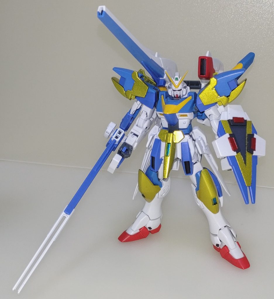 アサルトバスター形態。金の装甲部分は黒サフベースでガイアカラースターブライトブラスで塗装・光沢仕上げにして各パーツとのツヤに違いを出してみました。