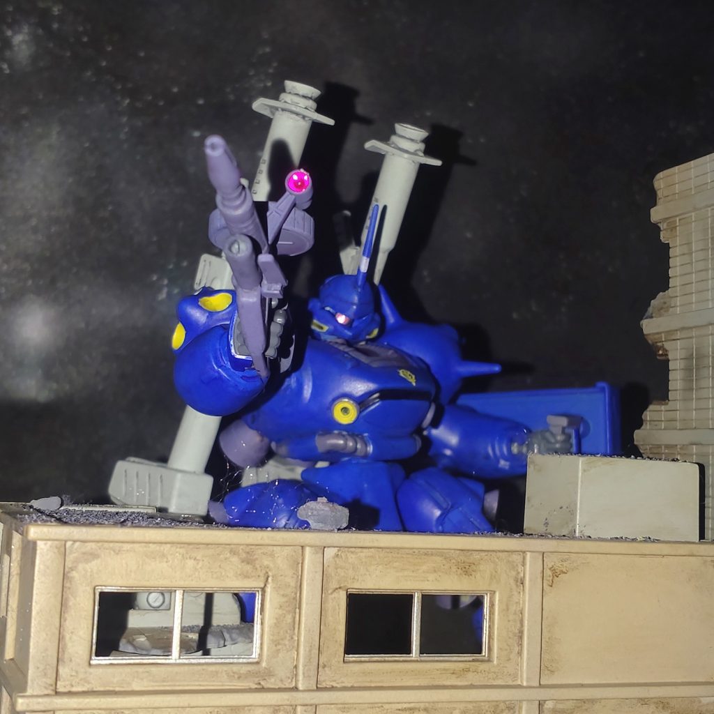 ザクマシンガンを持たせた射撃ポーズ。こちらもあまり見られないので新鮮に見えますねぇ。