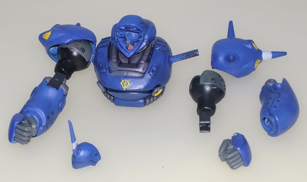 上半身。頭部は内部をくり抜きモノアイの可動を追加しました。トサカ部分に磁石を仕込んだので手軽に目線を変更出来ます。胴体は肩関節をプラサポによるボールジョイント式に変更し、腕部は肘関節にカバーを追加しました。手首はビルドハンズLを使用しましたが軸を延長して自然な角度になるように調整しました。