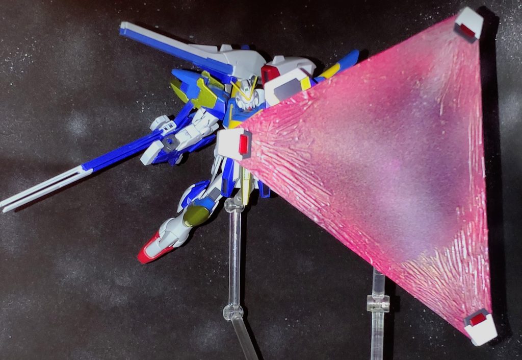 バリアビットは分離出来ますが、ディスプレイは出来なかったのでエフェクトパーツを製作しました。透明プラ版にジェルメディウムを塗りビーム部分を表現した後、クリアー・蛍光ピンクで塗装してみました。下手なりに作ってみましたがどうでしょうか?