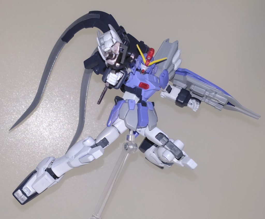 マシンガンを装備させてポーズを取らせると従来のヒーロースタイルに。これだけでもカッコいいです。