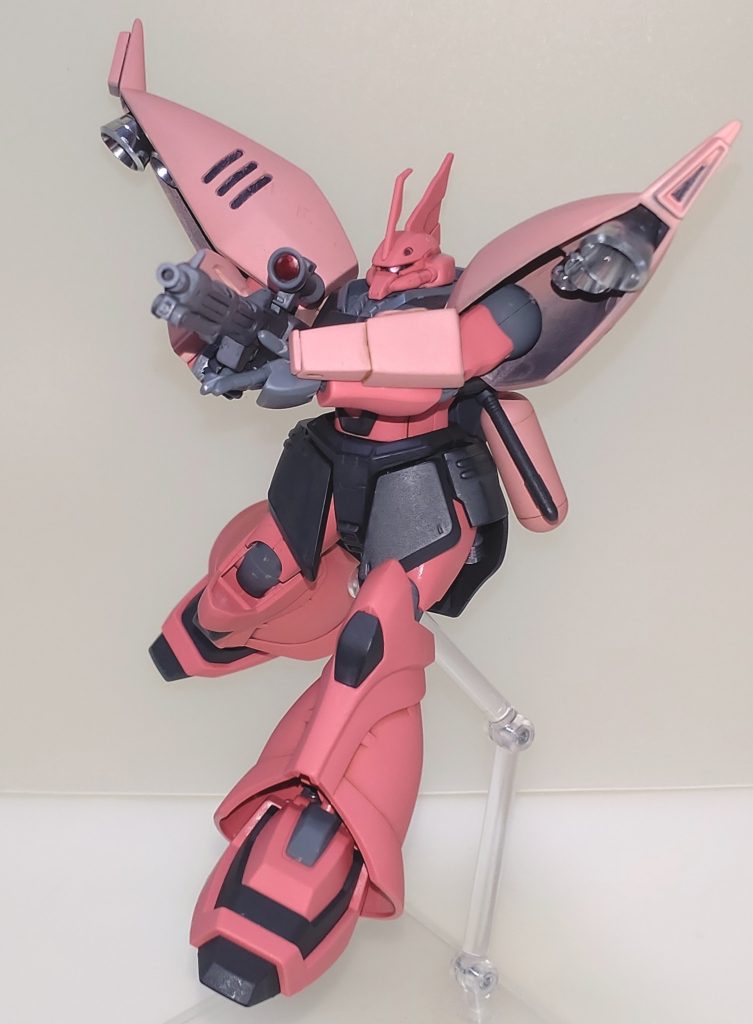 アクションポーズ。肩関節の追加とモノアイの可動化だけでもここまで射撃ポーズが決まるようになりました。