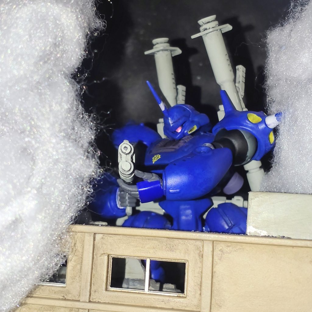 劇中で見せた射撃ポーズ。