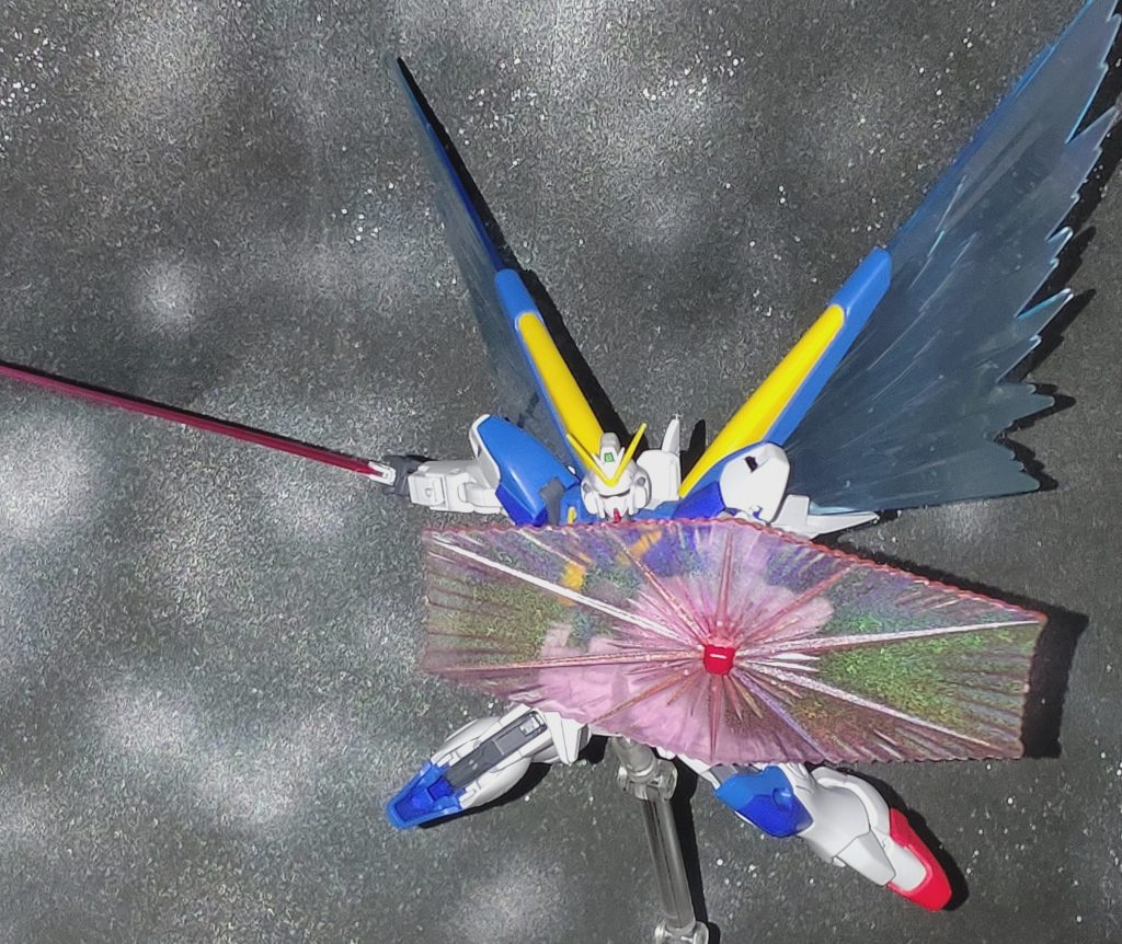 アクションポーズ。ビームサーベルはジャンク品よりガンダムAGE1ノーマル・ビームシールドは旧1/100V2ガンダムより流用しました。スケールは違いますが防御に適した大きさだと思います😄シールド・光の翼にはガンダムホロマーカーを吹き付け粒子感を出してみました。