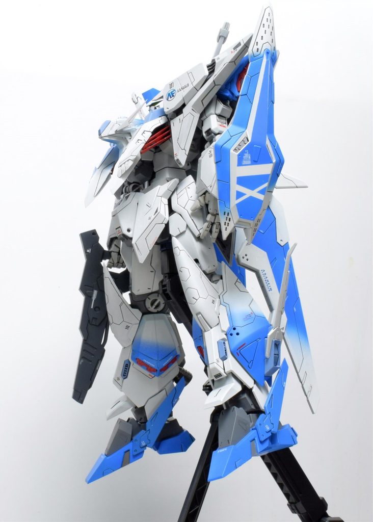 まず、前提として二人のプロモデラーの方の作品を模倣しています。ディテールはNAOKIさん、塗装はアーリーチョップさんのΞを参考にさせていただきました。プロの仕事を真似して、自分のレベルを上げたいと思ったからです。加えて、プロポーションはずんぐりに見えたので、腹部、腿、足首を延長やパーツを追加して変更しています。