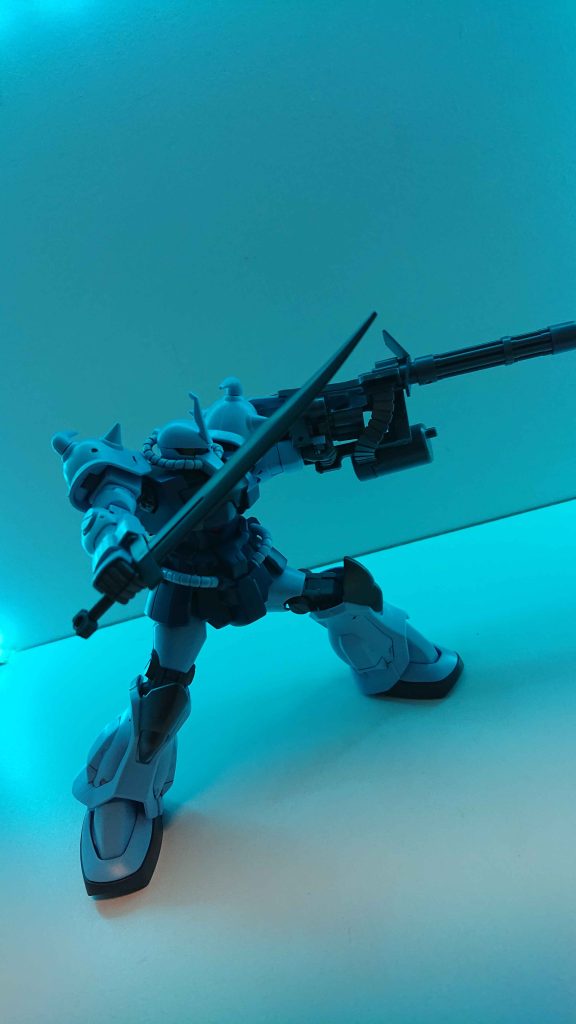 ヒートソード主兵装になっている近接武器。劇中では発熱されず使われたが、その名の通り刃が熱を帯びて敵機を切断を容易くするものとなっている。