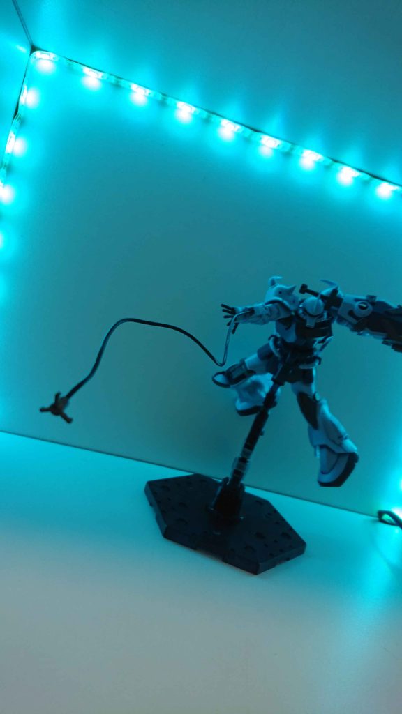 ヒートロッドワイヤー型の電磁ムチ。敵機に巻き付けて一時的にショートさせたり、巻き付いたものを急速に回収して一気に近づくという芸当も可能である。先にはアンカーもついているため、引っかけることも可能。 