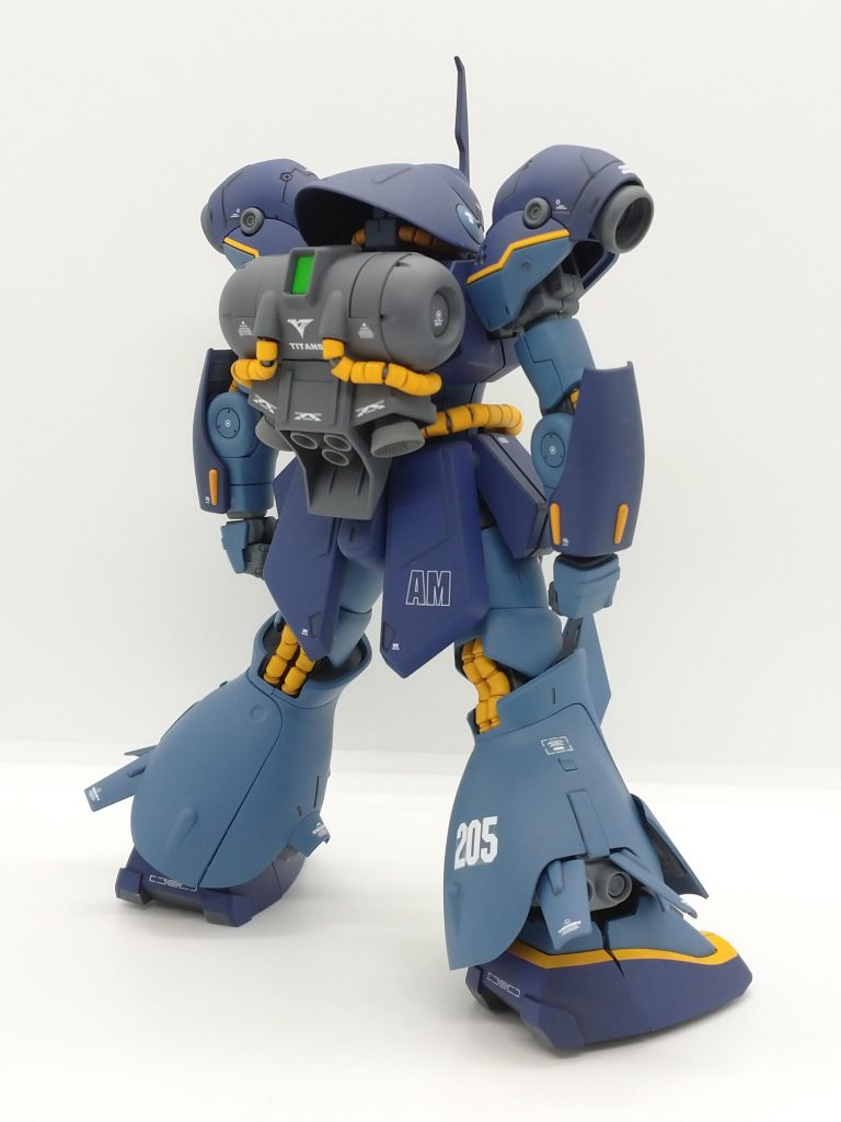 パイプが軟質樹脂でなくて助かりましたバックパックは元ネタではボディ色同様ツートンですが、ﾒﾝﾄﾞｸｻｲので呉工廠グレーの単色で