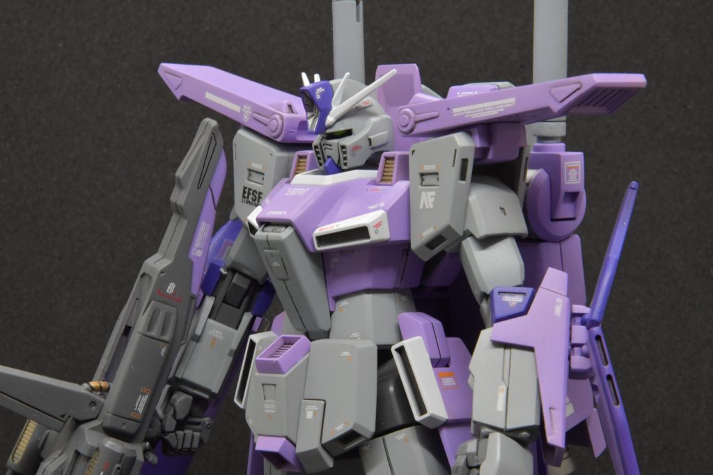 左前からバストアップ。