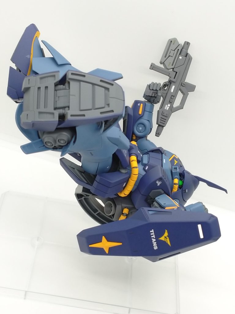 キット同梱のラウンドフォーミングスタンドは空間戦闘時の三次元機動ぽくて面白いですね