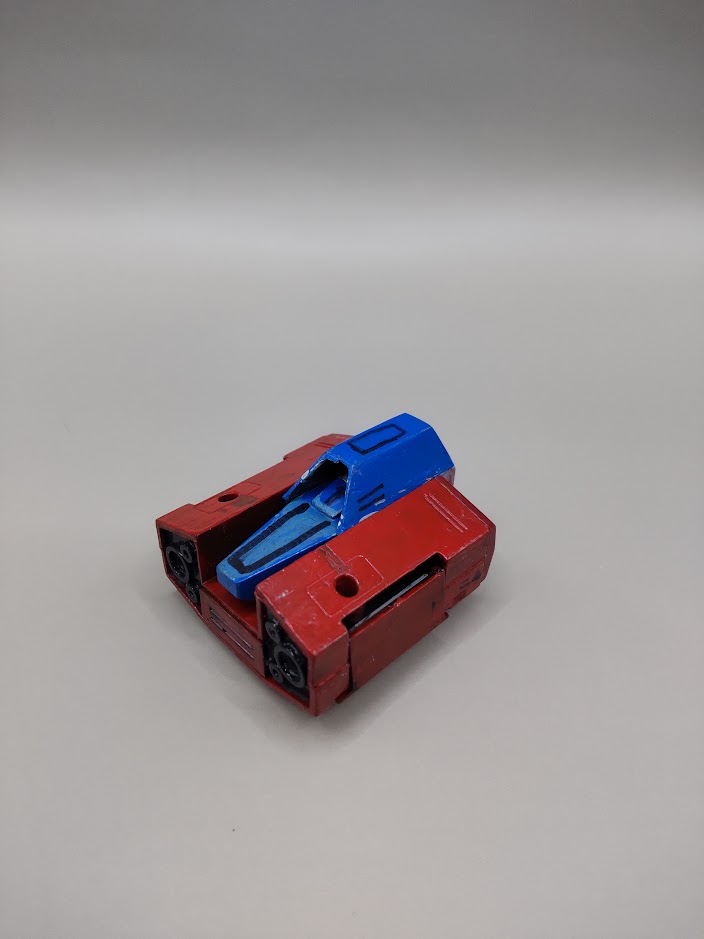 旧キット1/100ガンダムを作ったことがある方は分かると思いますが、コックピット(キャノピー)を収納できるように改造してあります