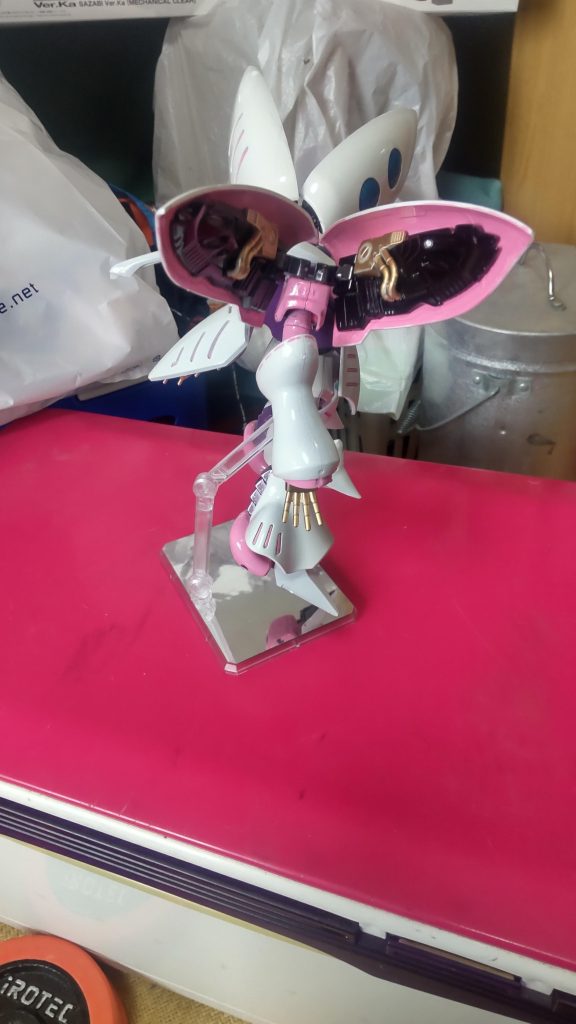 肩の裏もピンクで筆塗りしてみましたが、筆塗り難しすぎます(zaku-kao3)