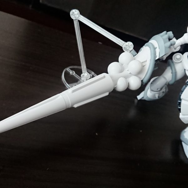 いつもの店で売っていたので買ってみたGQuuuuuuXシリーズは初だけど取り敢えず組んで感じた事は合わせ目が消しの必要箇所が多い後嵌め加工が必要そうだったりするが面倒だな他にもランナーとパーツの接合部が厚かったりハクジが派手な外見の割に単調なモナカ構造だったり新しいモデルらしからぬ部分が気になった完全にばらしてはみたけどさてどこまでやるかな🤔（2枚目）