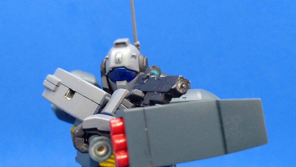 海外ドラマの警察がよくする拳銃とライト( ビームサーベル)の構え。ミサイルポッドが結果的にフルアーマーガンダムみたいな盾みたいな運用になった