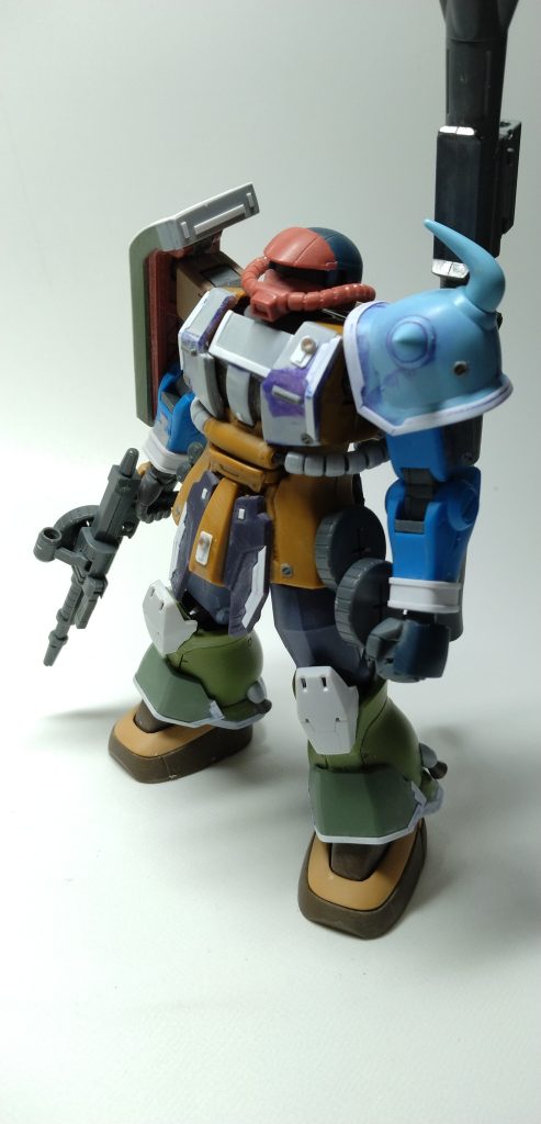 制作途中のがこちらで本当にジャンクパーツの寄せ集めがわかるかと思います。頭部は通常、角付き、バイザーと色々悩みましたが全身手を加えているのに頭部がそのままだと逆に浮いてしまうなとバイザーを付けた物にしてみました。今回も最後までご覧下さりありがとうございます。また次回作でお会いしましょう☆