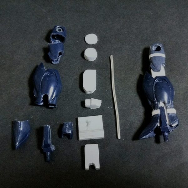 ブリッツガンダム製作を始めます！まずは脚部から行きます！ ①元キットから各部切り離して内部と腿と脛の延長のプラ材を製作します。(画像１枚目左側) ②腿を2ミリ、脛を3ミリ延長、膝を積層プラ板で作りアルミ線で接続します。(1枚目右側) ③足首の内部スカスカなのをプラ材で塞いで2ミリプラ板で厚底にします。(画像２枚目) ④足裏が寂しいので私独自にそれっぽいなんちゃって足裏モールドをスジ彫りしました🤣続く🙏（1枚目）