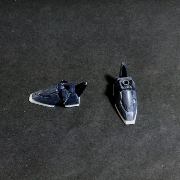 ブリッツガンダム製作を始めます！まずは脚部から行きます！ ①元キットから各部切り離して内部と腿と脛の延長のプラ材を製作します。(画像１枚目左側) ②腿を2ミリ、脛を3ミリ延長、膝を積層プラ板で作りアルミ線で接続します。(1枚目右側) ③足首の内部スカスカなのをプラ材で塞いで2ミリプラ板で厚底にします。(画像２枚目) ④足裏が寂しいので私独自にそれっぽいなんちゃって足裏モールドをスジ彫りしました🤣続く🙏（2枚目）