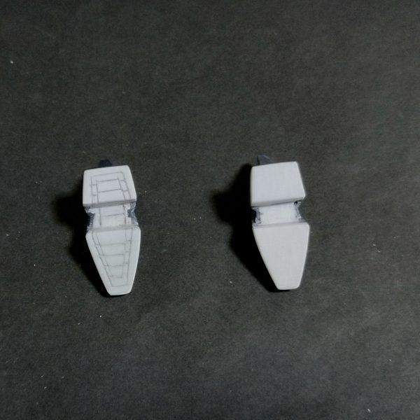 ブリッツガンダム製作を始めます！まずは脚部から行きます！ ①元キットから各部切り離して内部と腿と脛の延長のプラ材を製作します。(画像１枚目左側) ②腿を2ミリ、脛を3ミリ延長、膝を積層プラ板で作りアルミ線で接続します。(1枚目右側) ③足首の内部スカスカなのをプラ材で塞いで2ミリプラ板で厚底にします。(画像２枚目) ④足裏が寂しいので私独自にそれっぽいなんちゃって足裏モールドをスジ彫りしました🤣続く🙏（3枚目）