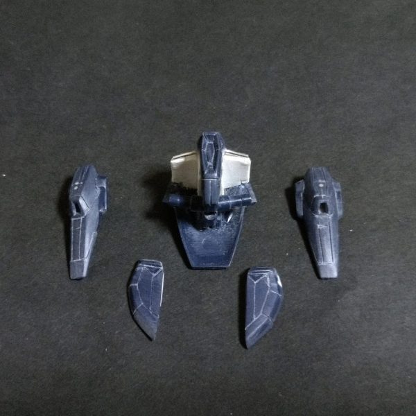 ブリッツガンダムの脚部が終わり胴体加工になります。まずは腰下から、各部丁寧に切り離して、プラ材で内部フレームを製作、フロントとサイドアーマー裏側をプラ板で補強してアルミ線で接続しました！（1枚目）